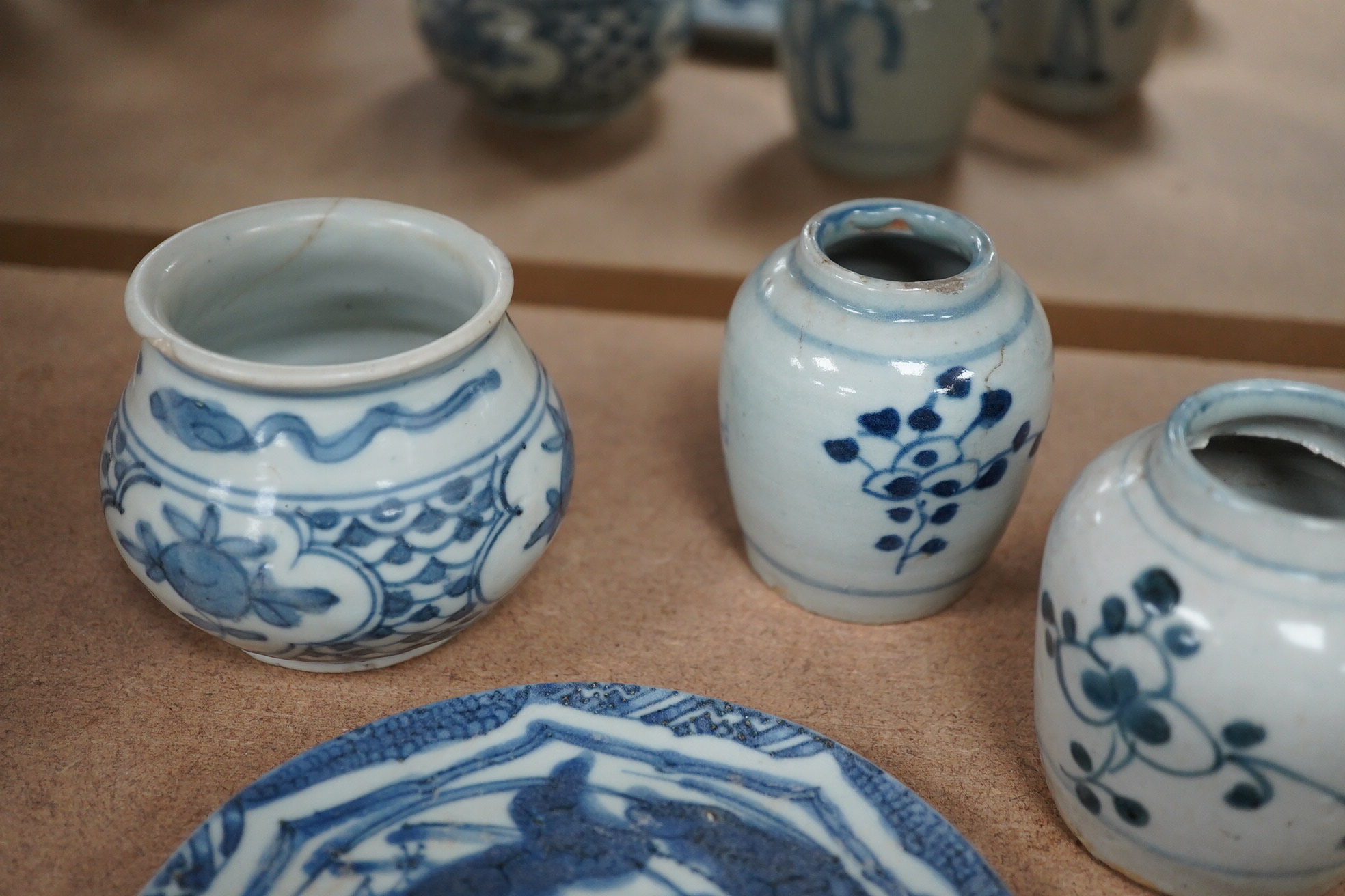 Three Chinese blue and white jars and a dish centre, late Ming dynasty, largest 13cm in diameter. Condition - fair